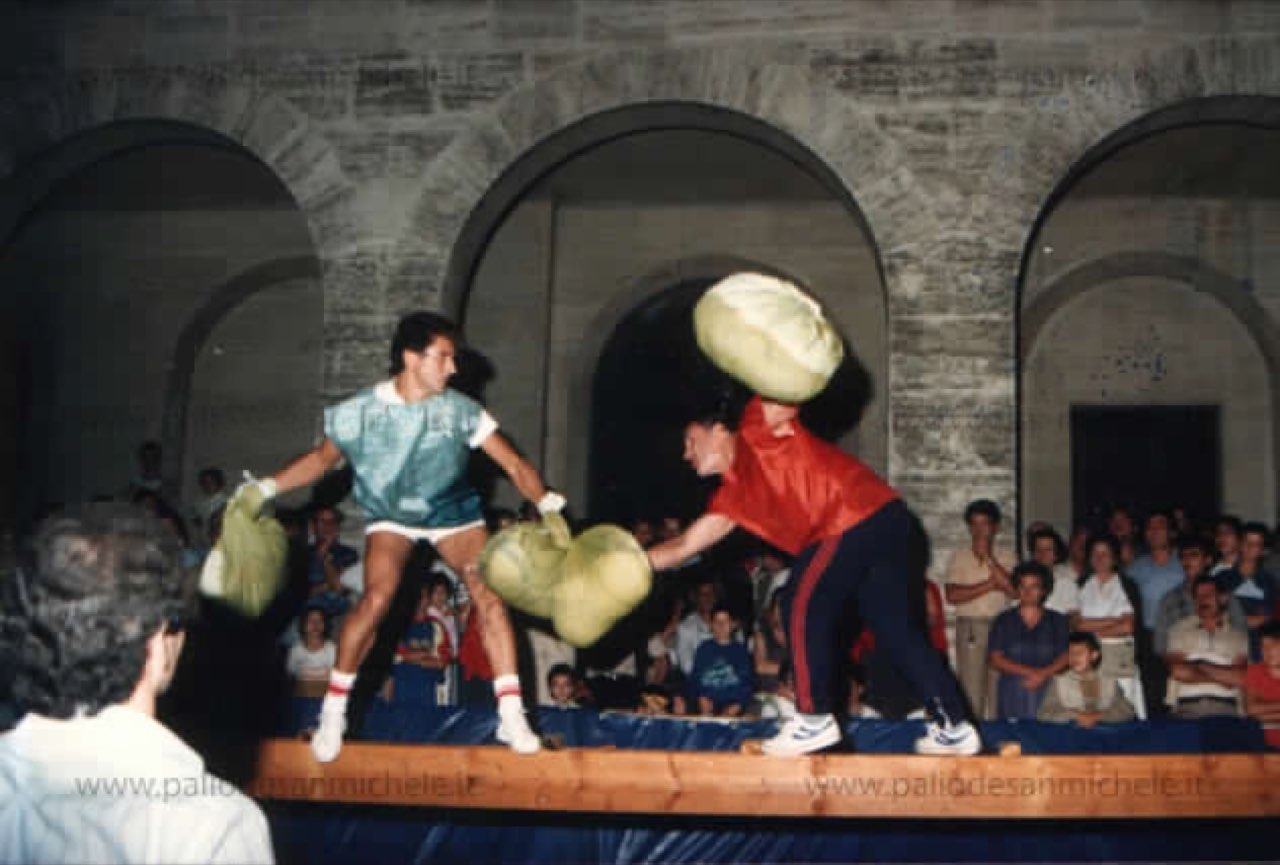 Gara tradizionale dei giochi in piazza