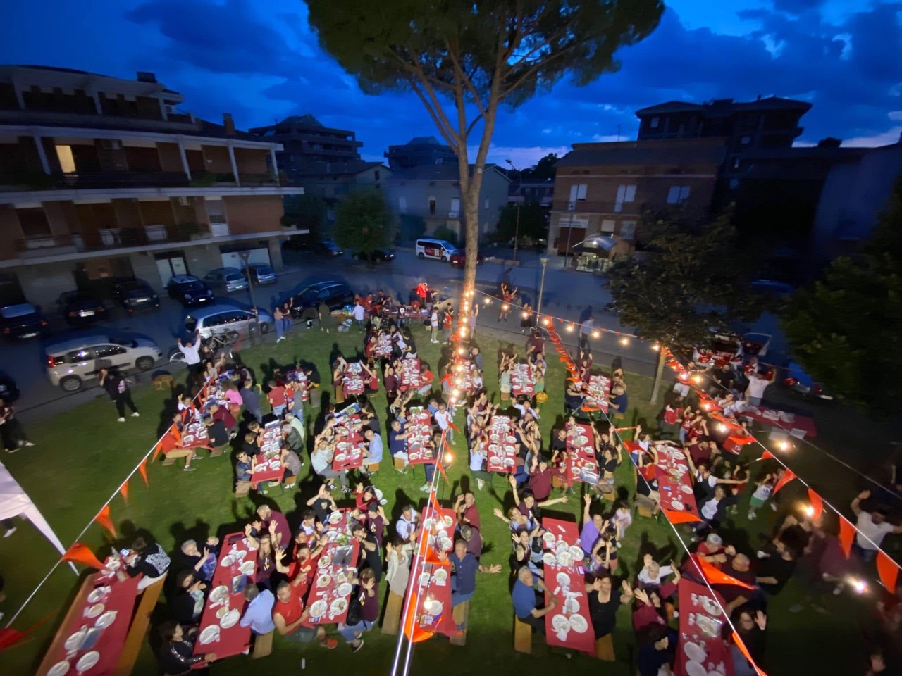 La cena dei rionali di Moncioveta al parchetto, vista dall'alto
