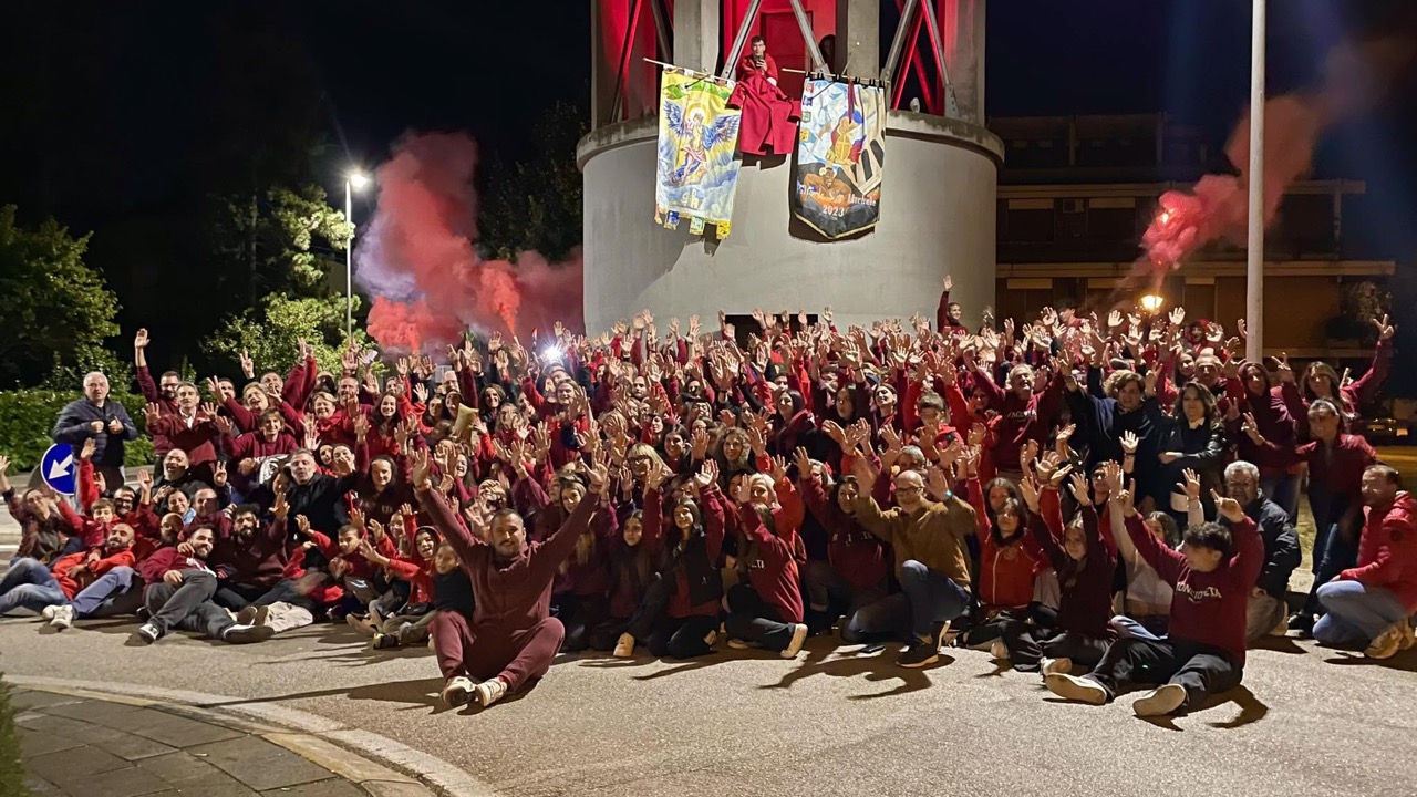 I rionali di Moncioveta festeggiano sotto la torre con i drappi del Palio 2023