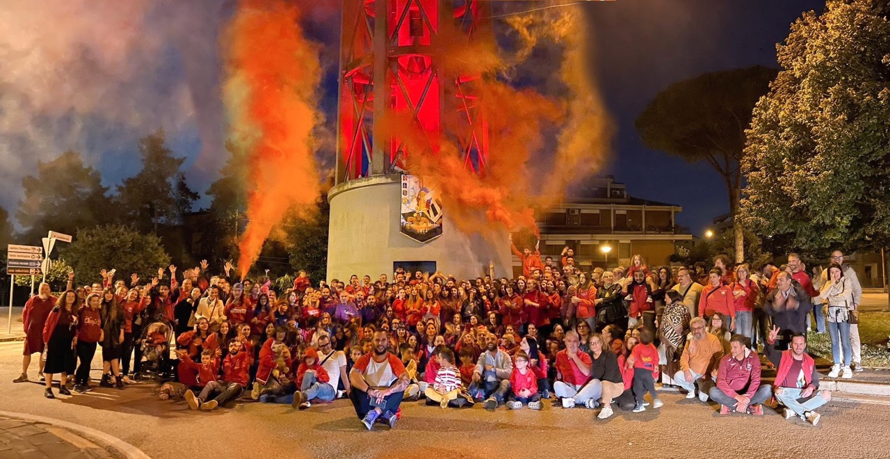 La grande foto di gruppo del rione Moncioveta con i fumogeni accesi