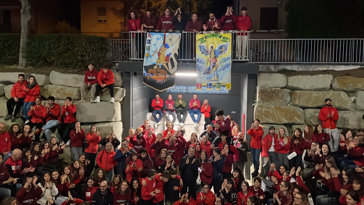 I rionali di Moncioveta riuniti alla Fonte con gli stendardi del Palio