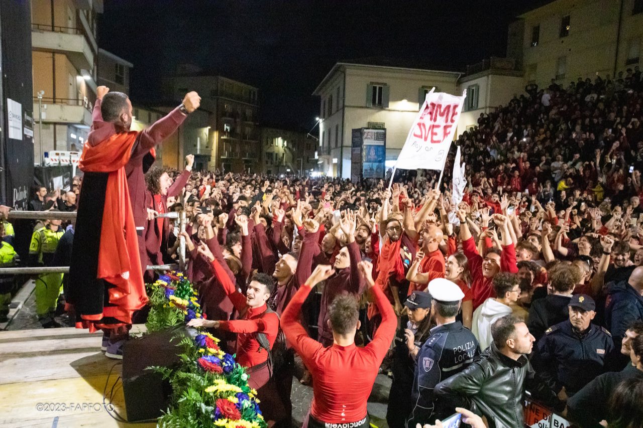 La festa del rione Moncioveta dopo la vittoria