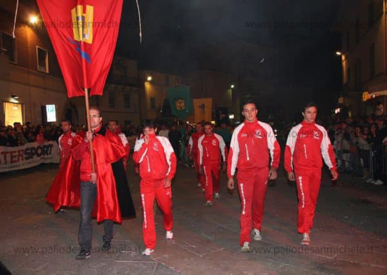 Gli atleti del rione Moncioveta in corteo