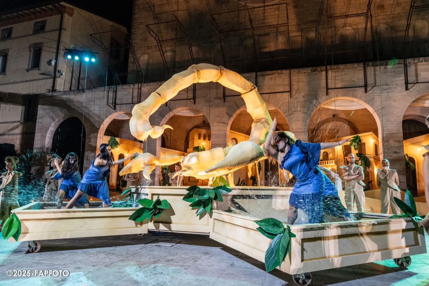 La sfilata del rione Moncioveta al Palio de San Michele