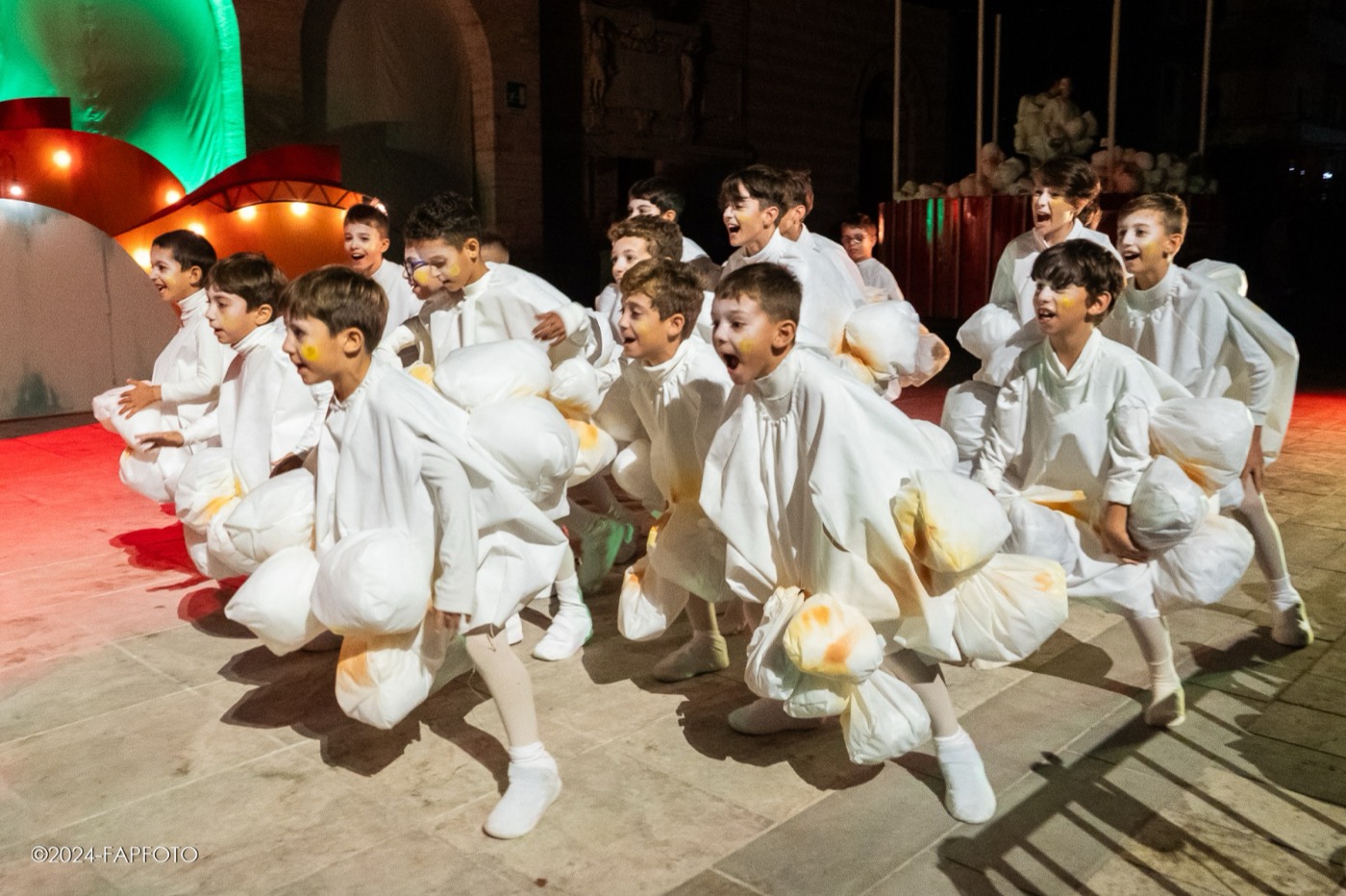 La sfilata del rione Moncioveta al Palio de San Michele